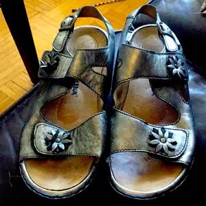 Leather sandals 5 items for $20❤️